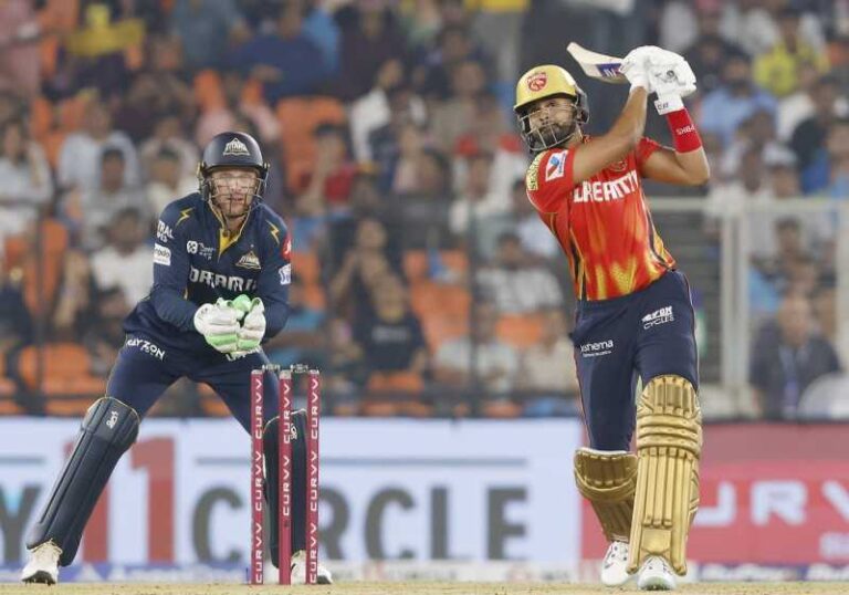 श्रेयस अय्यर ने गुजरात टाइटंस के गेंदबाजों के खिलाफ दमदार शॉट खेलते हुए अपना क्लास दिखाया।