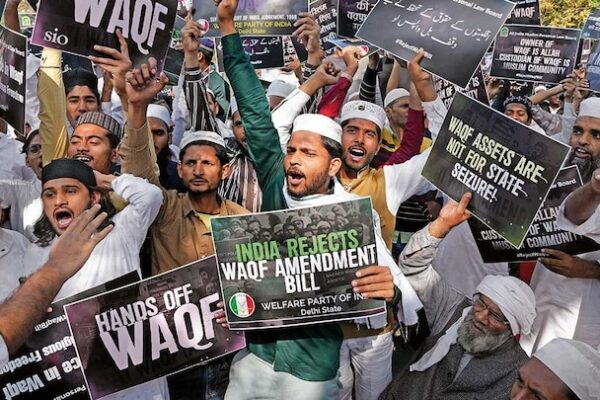 وقف ترمیمی ایکٹ 2025: کے خلاف عوام احتجاج کرتے ہوۓ