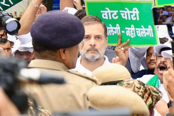 راہل گاندھی احتجاج: بھارتی اپوزیشن لیڈرز کی الیکشن کمیشن کے خلاف حیران کن گرفتاریاں – 300 سے زائد ایم پیز حراست میں!