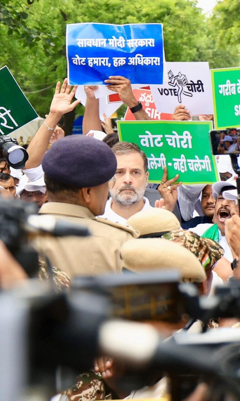 راہل گاندھی احتجاج: بھارتی اپوزیشن لیڈرز کی الیکشن کمیشن کے خلاف حیران کن گرفتاریاں – 300 سے زائد ایم پیز حراست میں!